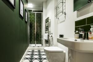 uma casa de banho com um lavatório, um WC e um chuveiro em Fisherman's Catch - Two Bedroom Luxury Apartment - Tenby em Tenby