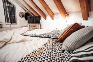 Voodi või voodid majutusasutuse Luxusloft Timeout with private Spa toas