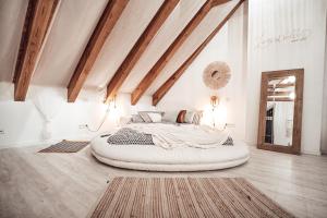 Voodi või voodid majutusasutuse Luxusloft Timeout with private Spa toas