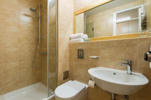 Koupelna v ubytování Hotel Jadran + 37 fotografií
