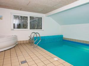 Das Bad ist mit einer Badewanne und einer Badewanne ausgestattet. in der Unterkunft 8 person holiday home in Oksb l in Øster Vrøgum