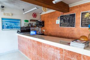 un restaurante con un mostrador con una pizarra en la pared en Hotel Villas Santa Ana, en Boca del Río