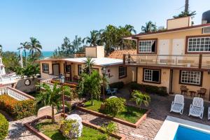 una vista aérea de una casa con piscina en Hotel Villas Santa Ana en Boca del Río