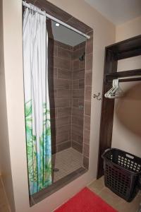 una doccia con una porta in vetro in un bagno di Casita Océana a Sandy Bay Altre 17 foto