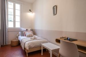 sypialnia z łóżkiem, biurkiem i oknem w obiekcie Papa Riviera - Nice old town - 1-3 pers w Nicei
