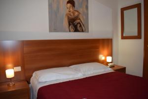A bed or beds in a room at Hotel Dalmazia