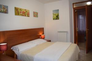 A bed or beds in a room at Hotel Dalmazia