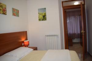 A bed or beds in a room at Hotel Dalmazia