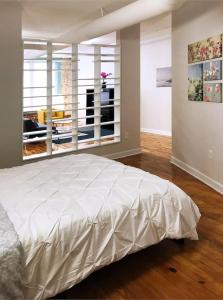 A bed or beds in a room at Downtown Oasis - Location - Comfort - Style