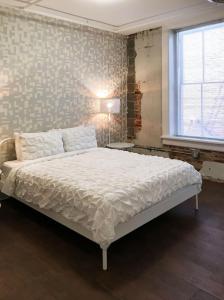 Postel nebo postele na pokoji v ubytování Downtown Salon - Location - Comfort - Style