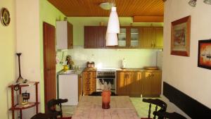 Kitchen o kitchenette sa Apartment Zvonar