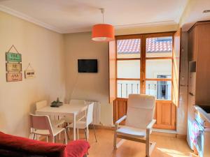 sala de estar con mesa y sillas en Duplex completo junto a la Plaza Mayor, en Salamanca