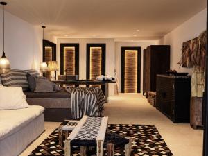 Posezení v ubytování Myconian Panoptis Escape, a member of Small Luxury Hotels of the World