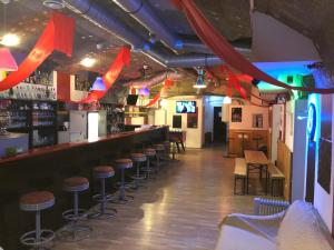 Lounge alebo bar v ubytovaní Whole basement former pub for stag do, bachelor House party flat