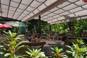 Un restaurante o sitio para comer en Akla La Casa Del Puente
