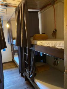 Tempat tidur susun dalam kamar di The Corner House Hostel