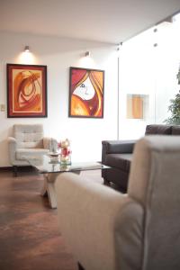 sala de estar con sofá y mesa en Gaia Apart Hotel, en Tarija