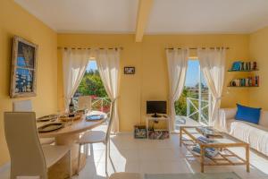 een woonkamer met een tafel en een bank bij Ceu Azul - Elevated villa with stunning views and big garden in Tavira