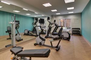 een fitnessruimte met loopbanden en hometrainers in een kamer bij Holiday Inn Express Hotel & Suites Columbus-Fort Benning, an IHG Hotel in Columbus
