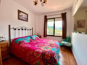 Postel nebo postele na pokoji v ubytování Apartamentos Axarquia , Frigiliana, terraza privada con vistas a la montaña rio y al mar