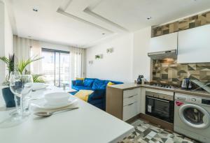 Kitchen o kitchenette sa SPECTACULAR 2 BEDROOMS IN THE HEART OF CASABLANCA