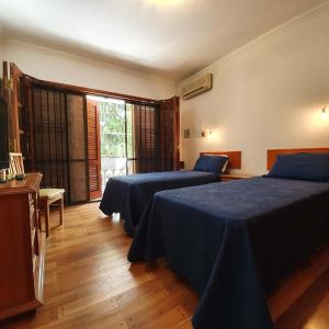 ein Hotelzimmer mit 2 Betten und einem Fenster in der Unterkunft Green House.river in Rosario
