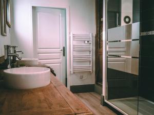 a bathroom with a sink and a tub on a wooden table at La Belle Landaise 1809 studio 4 couchages in Peyrehorade +43 photos