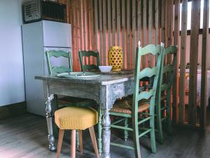 an old table and chairs in a room at La Belle Landaise 1809 studio 4 couchages in Peyrehorade