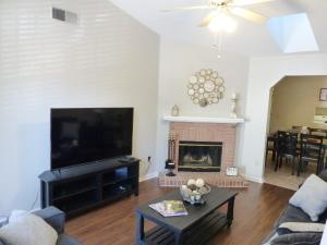 TV i/ili zabavni centar u objektu Entire - Beautiful townhouse in Tally near everything!