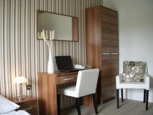 a bedroom with a desk with a laptop and a chair at Rezidence Fami Deluxe Design in Staré Splavy