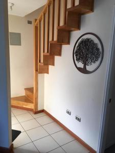 un escalier avec une photo d'un arbre sur le mur dans l'établissement Quimantu, à Puerto Varas