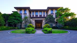 a large house with a driveway in front of it at C&D Hotel Fuzhou in Fuzhou