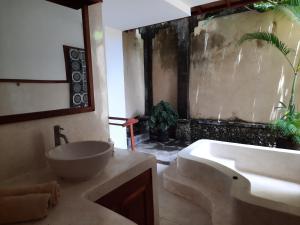 Koupelna v ubytování Puri Mesari Hotel
