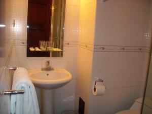 Bilik mandi di Hotel Continental Lima