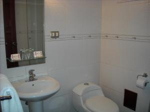 Bilik mandi di Hotel Continental Lima
