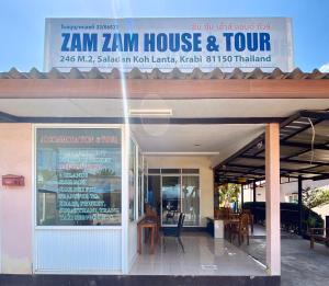 un restaurant avec un panneau indiquant la maison et la visite de la zam zam dans l'établissement Zam Zam House, à Ko Lanta