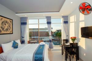 um quarto com uma cama e uma grande janela em Vip House Hoi An Homestay em Hoi An