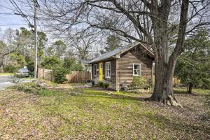 una pequeña casa en un patio con un árbol en Pet-Friendly Carrboro Cottage Less Than 1 Mi to Carr Mall, en Carrboro