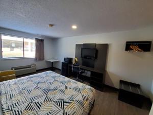 A television and/or entertainment centre at Motel 6-Kewanee, IL
