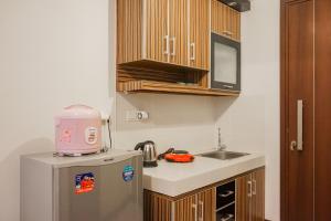 Kuchyň nebo kuchyňský kout v ubytování Comfy and Minimalist Studio Apartment Scientia Residence Tower B By Travelio