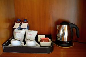 Oprema za pripravo čaja oz. kave v nastanitvi Manohara Resort
