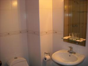 Bilik mandi di Hotel Continental Lima