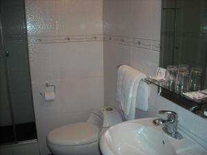 Bilik mandi di Hotel Continental Lima