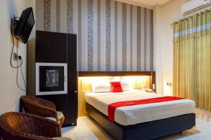RedDoorz @ Hotel Bumi Palupy tesisinde bir odada yatak veya yataklar
