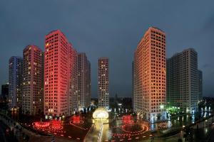 une ville illuminée la nuit avec de grands immeubles dans l'établissement BOM HOMES- VINHOMES TIMES CITY- 1BR- COZY APt, à Hanoï