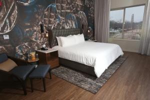 Postel nebo postele na pokoji v ubytování Hotel Indigo Naperville Riverwalk by IHG
