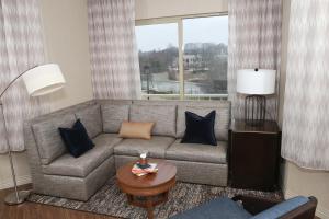 Posezení v ubytování Hotel Indigo Naperville Riverwalk by IHG
