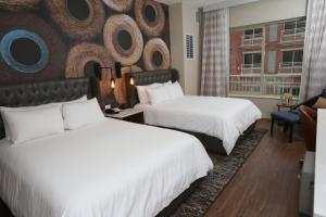 Postel nebo postele na pokoji v ubytování Hotel Indigo Naperville Riverwalk by IHG