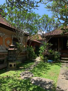 una casa con un jardín delante de ella en Mandala Bungalows, en Ubud