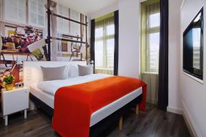 Ein Bett oder Betten in einem Zimmer der Unterkunft Hotel Indigo Berlin – Ku’damm, an IHG Hotel